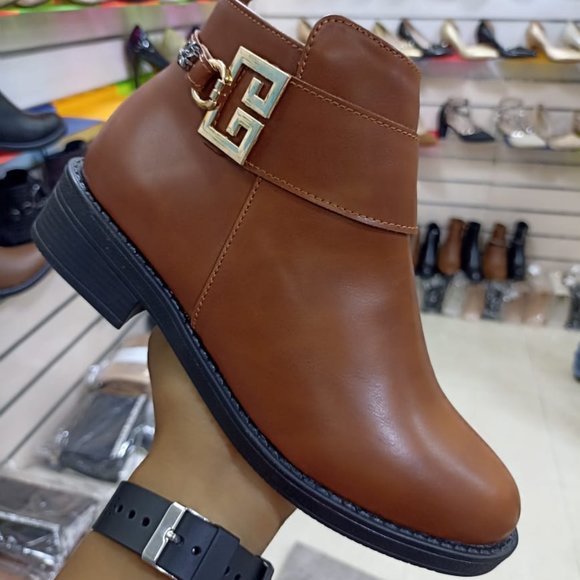 16 Shoes That Are Both Stylish *And* Great For Cold Weather me women in 2022 - Picture 1 of 16